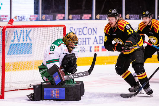 Rögles målvakt Justin Pogge och Brynäs Ludvig Nilsson