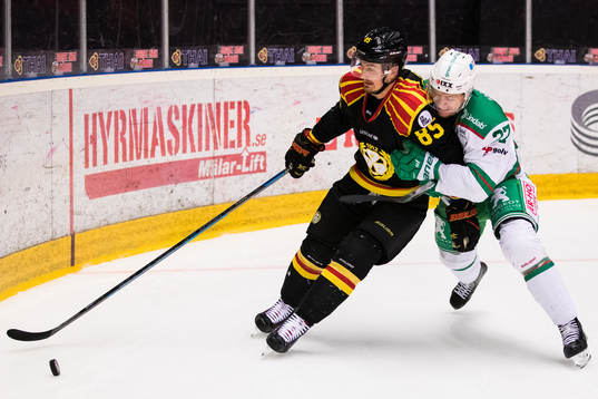 Brynäs Rudolf Cerveny i kamp om pucken med Rögles Jesper