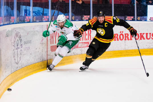Rögles Mattias Sjögren i kamp om pucken med Brynäs Jacob
