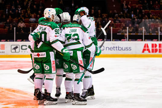 Rögles Ted Brithén jublar med lagkamrater