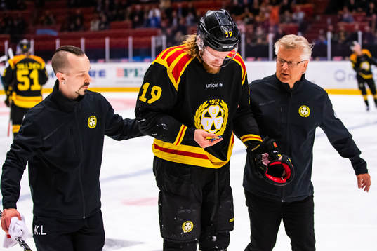 Brynäs Ludvig Nilsson hjälps av isen