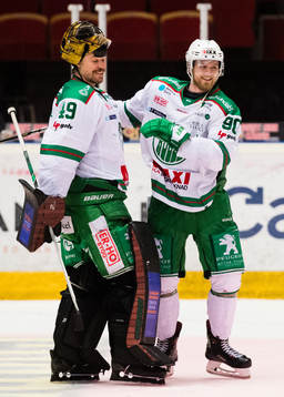 Rögles målvakt Justin Pogge och Ted Brithén jublar