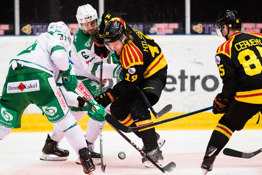 Rögles Craig Schira och Brynäs Ludvig Nilsson i kamp om