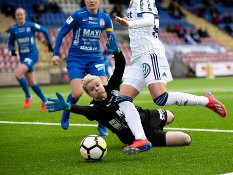 Djurgårdens Olivia Schough och Eskilstunas målvakt Emelie