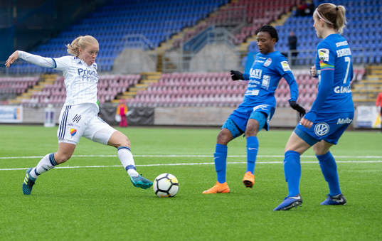 Djurgårdens Mia Jalkerud och Eskilstunas Ayinde Halimatu