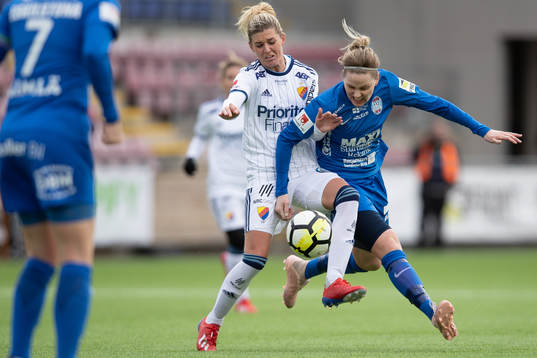 Djurgårdens Olivia Schough i en duell med Eskilstunas Lisa