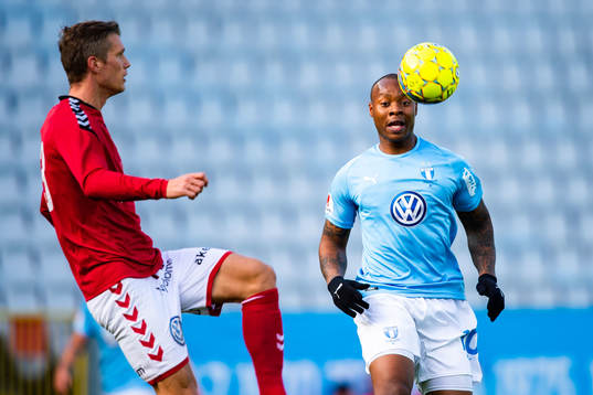 Kalmars Viktor Elm och Malmö FFs Carlos Strandberg