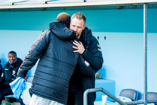 Kalmars tränare Magnus Pehrsson kramar om Malmö FFs Bonke
