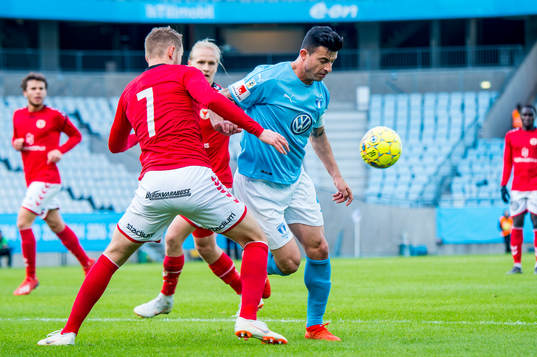 Kalmars Piotr Johansson mot Malmö FFs Behrang Safari