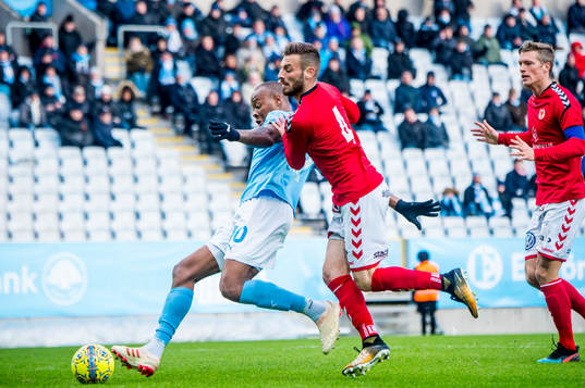 Malmö FFs Carlos Strandberg rivs ner i straffområdet av