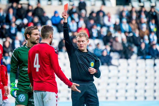 Domaren Fredrik Klitte ger Kalmars Fidan Aliti rött kort