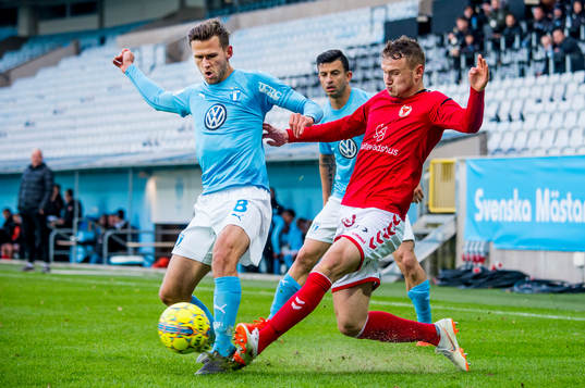Malmö FFs Arnor Traustason mot Kalmars Piotr Johansson