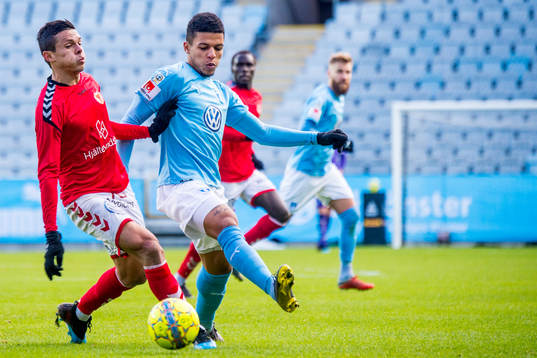 Kalmars Romário Pereira Sipião mot Malmö FFs Romain Gall