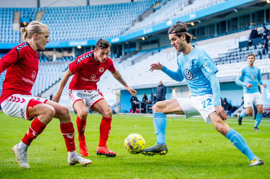 Malmö FFs Adi Nalic mot Kalmars Henrik Löfqvist och