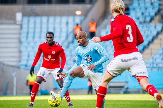 Malmö FFs Fouad Bachirou mot Kalmars Henrik Löfqvist