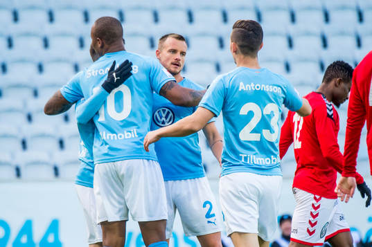 Malmö FFs Eric Larsson gör 1-0 och firar med Carlos