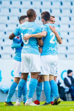 Malmö FFs Eric Larsson gör 1-0 och firar med lagkamraterna