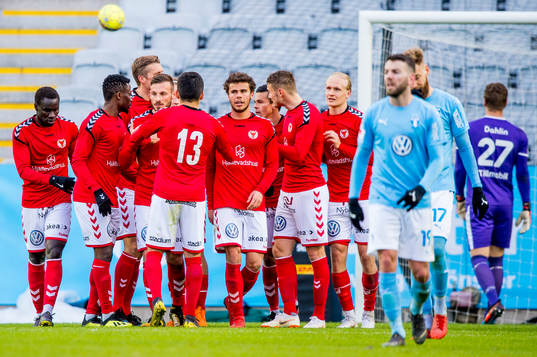 Kalmars Romário Pereira Sipião jublar med lagkamraterna