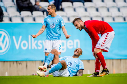 Malmö FFs Carlos Strandberg grinar illa