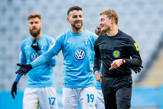 Malmö FFs Erdal Rakip och domaren Fredrik Klitte