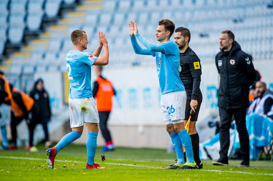 Malmö FFs Eric Larsson går ut och Andreas Vindheim kommer