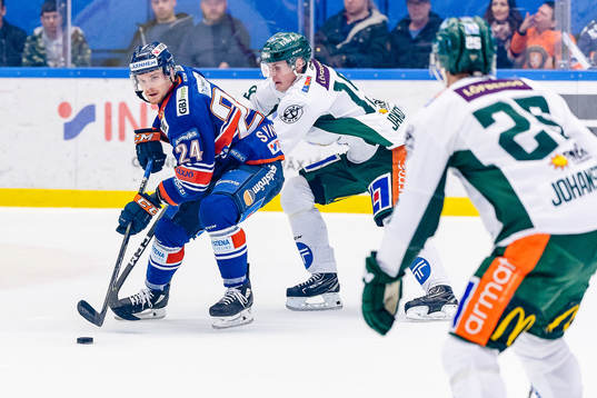 Växjös Brendan Shinnimin jagas Färjestads Carl Jakobsson