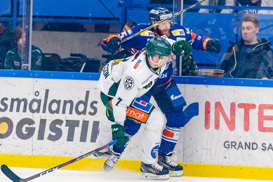 Färjestads Johan Ivarsson tacklar Växjös Liam Reddox