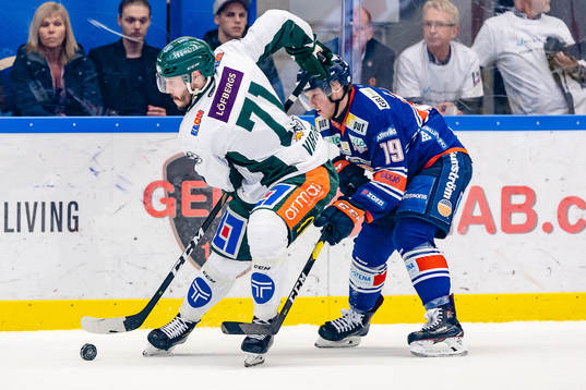 Färjestads Jesse Virtanen jagas av Växjös Tuomas