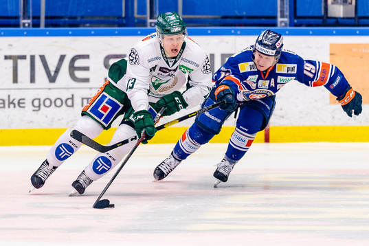 Färjestads Daniel Viksten jagas av Växjös Tuomas