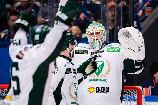 Färjestads målvakt Adam Werner jublar