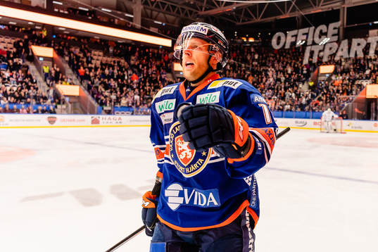 Växjös Kris Versteeg jublar