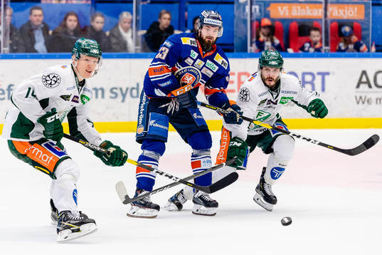 Växjös Roman Horak mellan Färjestads Gustav Rydahl och