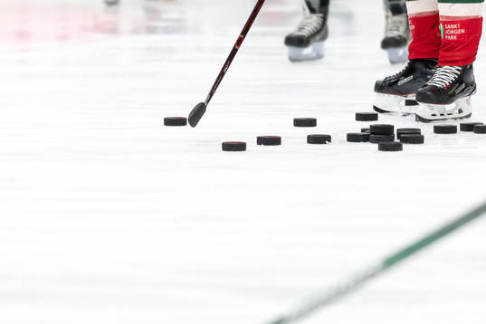 Puckar på isen före ishockeymatchen i SHL mellan
