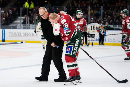 Frölundas Simon Hjalmarsson leds av isen