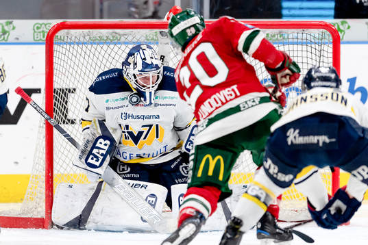 Frölundas Joel Lundqvist skjuter på målvakt Jonas