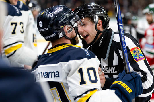s Martin Thörnberg och Linjedomare Andreas Malmqvist