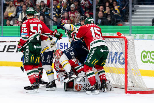 Kamp framför Frölundas målvakt Johan Mattsson