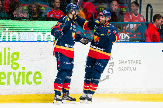 Djurgårdens Jason Garrison (h) jublar med Dick Axelsson (v)