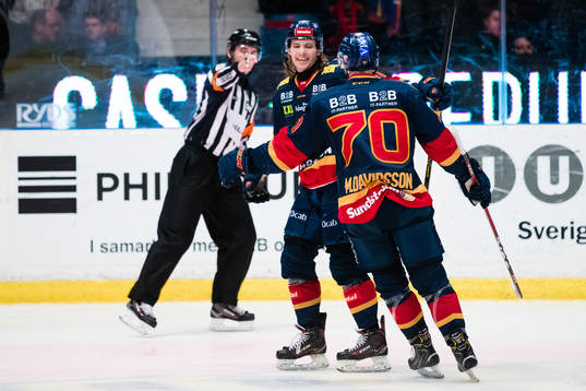 Djurgårdens Axel Jonsson Fjällby jublar med Marcus