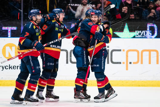 Djurgårdens Emil Bemström (h) jublar med Jason Garrison ,