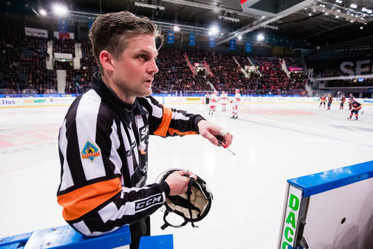 Domare Mikael Nord lagar sin hjälm