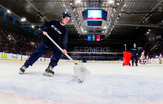 Ungdomar skyfflar bort snö i ett powerbreak