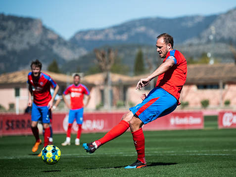 Helsingborgs Andreas Granqvist skjuter och missar en straff