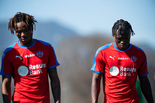 Helsingborgs Kundai Benyu och Noel Mbo deppar