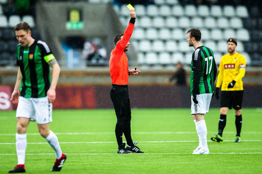 GAIS Niklas Olsson tilldelas ett gult kort