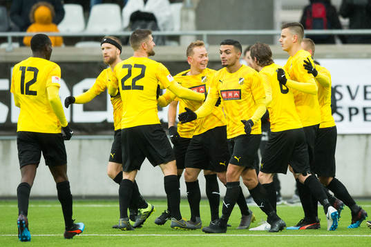 Häckens Adam Andersson jublar med lagkamrater