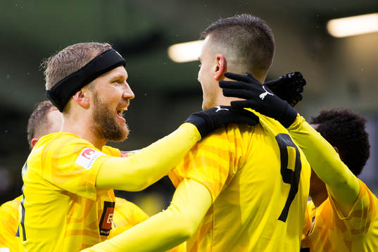 Häckens Alexander Jeremejeff jublar med Rasmus Lindgren
