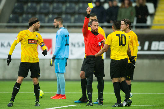 Domare Kristoffer Karlsson ger Häckens Paulinho hans andra