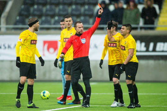 Domare Kristoffer Karlsson ger Häckens Paulinho rött kort