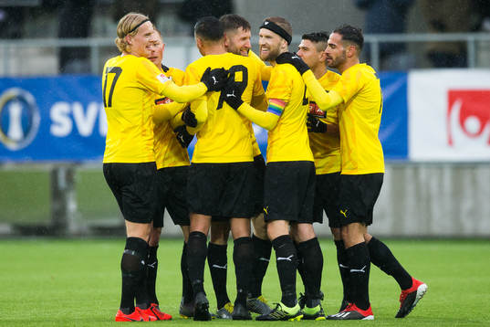 Häckens Joona Toivo jublar med lagkamrater